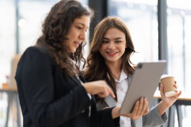 Fon yöneticileri takım danışmanlığı ve dijital tablet üzerinden yatırım borsası analizi hakkında tartışmalar.
