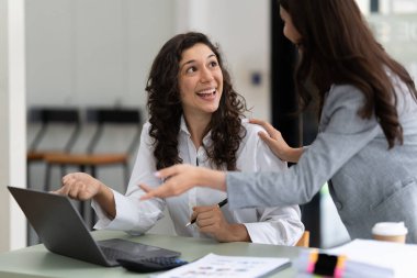 İş danışmanları konuyu mali raporda görüldüğü gibi değerlendirmek ve tartışmak için toplanıyorlar. Finansal danışman, yatırım danışmanı ve muhasebe konsepti.