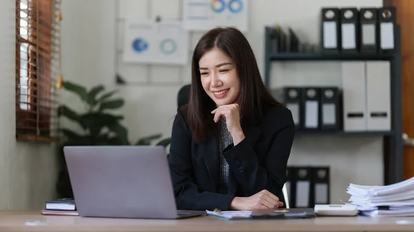 Ofiste Çalışan Asyalı Güzel Bir Kadını Finans Kavramı — Stok fotoğraf