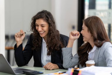 Ofiste iş ortağıyla çalışan gülümseyen iş kadını. finans kavramı