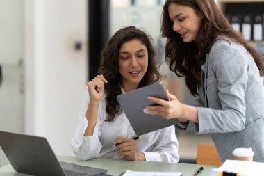 İş danışmanları konuyu mali raporda görüldüğü gibi değerlendirmek ve tartışmak için toplanıyorlar. Finansal danışman, yatırım danışmanı ve muhasebe konsepti.