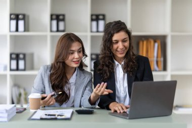 İş danışmanları konuyu mali raporda görüldüğü gibi değerlendirmek ve tartışmak için toplanıyorlar. Finansal danışman, yatırım danışmanı ve muhasebe konsepti.