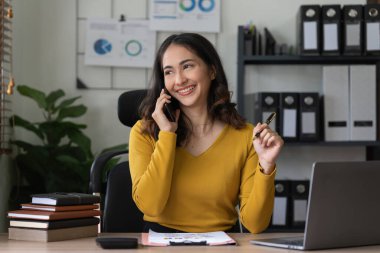 Ofiste gülümseyen Asyalı zeki bir iş kadını. Gayrimenkul, avukat, kar amacı gütmeyen, pazarlama.