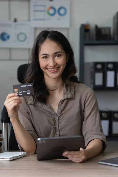 Молода Жінка Тримає Кредитну Картку Бізнес Леді Працює Вдома Інтернет — стокове фото