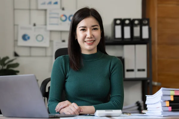 Piękna Azjatycka Bizneswoman Pracująca Biurze Koncepcja Finansowania Przedsiębiorstw — Zdjęcie stockowe