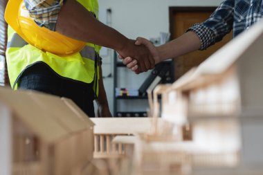 Mimarlık planının planlarıyla çalışan mimar, inşaat projesi konsepti çizen mühendis..