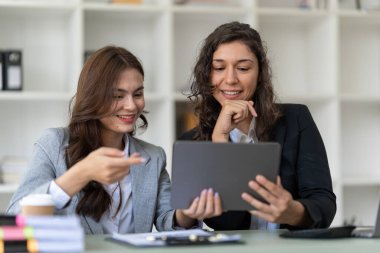 İş danışmanları konuyu mali raporda görüldüğü gibi değerlendirmek ve tartışmak için toplanıyorlar. Finansal danışman, yatırım danışmanı ve muhasebe konsepti.