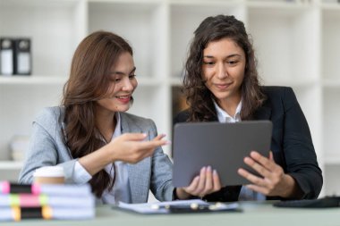 İş danışmanları konuyu mali raporda görüldüğü gibi değerlendirmek ve tartışmak için toplanıyorlar. Finansal danışman, yatırım danışmanı ve muhasebe konsepti.