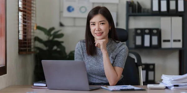 Vacker Asiatisk Affärskvinna Som Arbetar Kontoret Företagsfinansiering — Stockfoto