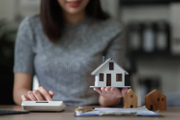 Fastighetsmäklare Och Kund Diskuterar För Avtal Att Köpa Hus Försäkring — Stockfoto