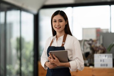 Başarılı küçük işletme sahibi, kafesinde duran güzel bir kız buldu..