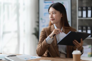 Ofiste çalışan Asyalı güzel bir iş kadını. iş finans kavramı.