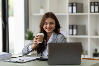 İş danışmanları konuyu mali raporda görüldüğü gibi değerlendirmek ve tartışmak için toplanıyorlar. Finansal danışman, yatırım danışmanı ve muhasebe konsepti.