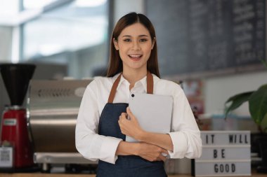 Başarılı küçük işletme sahibi, kafesinde duran güzel bir kız buldu..