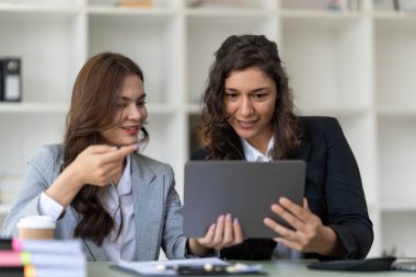 İş danışmanları konuyu mali raporda görüldüğü gibi değerlendirmek ve tartışmak için toplanıyorlar. Finansal danışman, yatırım danışmanı ve muhasebe konsepti.