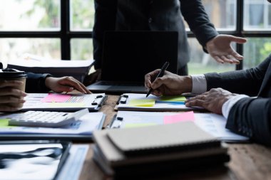 Bir grup İşkadını ve Muhasebeci, yolsuzluk hesabının soruşturulması için veri belgelerini inceliyor. Rüşvet karşıtı kavram.