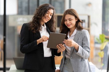 İş danışmanları konuyu mali raporda görüldüğü gibi değerlendirmek ve tartışmak için toplanıyorlar. Finansal danışman, yatırım danışmanı ve muhasebe konsepti.