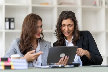 İş danışmanları konuyu mali raporda görüldüğü gibi değerlendirmek ve tartışmak için toplanıyorlar. Finansal danışman, yatırım danışmanı ve muhasebe konsepti.