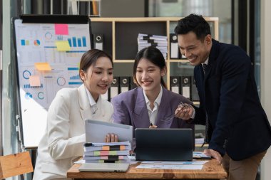 İşletme danışmanı grubu büyük veriler üzerinde çalışıyor ve şirketin mali belgelerini analiz ediyor.