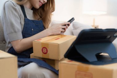 Serbest Asyalı Kadın Girişimcisi olarak açılışta kutulu bir dizüstü bilgisayar kullanarak online pazarlama paketleme kutusu ve KOBİ fikir konseptini dağıtma başarısı.