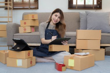Serbest Asyalı Kadın Girişimcisi olarak açılışta kutulu bir dizüstü bilgisayar kullanarak online pazarlama paketleme kutusu ve KOBİ fikir konseptini dağıtma başarısı.