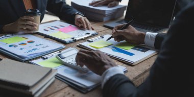 Bir grup İşkadını ve Muhasebeci, yolsuzluk hesabının soruşturulması için veri belgelerini inceliyor. Rüşvet karşıtı kavram.