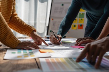 Bir grup ux geliştirici ve ui tasarımcı modern ofisteki uygulama arayüzü tasarımı hakkında beyin fırtınası yapıyorlar. Yaratıcı dijital geliştirme ajansı.