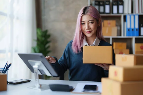 Start Kleinunternehmer Von Freiberuflichen Asiatischen Frau Mit Einem Laptop Mit — Stockfoto