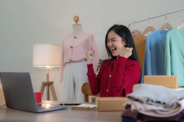 Serbest Asyalı Kadın Girişimcisi olarak açılışta kutulu bir dizüstü bilgisayar kullanarak online pazarlama paketleme kutusu ve KOBİ fikir konseptini dağıtma başarısı.