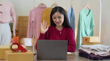 Serbest Asyalı Kadın Girişimcisi olarak açılışta kutulu bir dizüstü bilgisayar kullanarak online pazarlama paketleme kutusu ve KOBİ fikir konseptini dağıtma başarısı.
