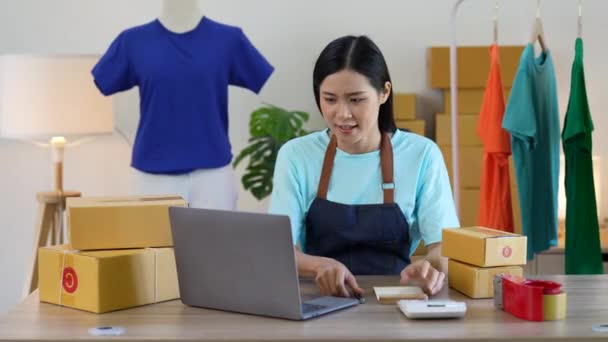 Rozpoczęcie Działalności Małe Przedsiębiorstwo Przedsiębiorca Niezależny Azji Kobieta Pomocą Laptopa — Wideo stockowe