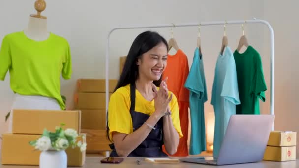 Startup Pienyrittäjä Freelance Aasian Nainen Käyttää Kannettavaa Tietokonetta Laatikko Iloinen — kuvapankkivideo