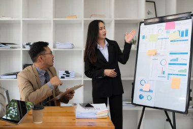 İşletme danışmanı grubu büyük veriler üzerinde çalışıyor ve şirketin mali belgelerini analiz ediyor.