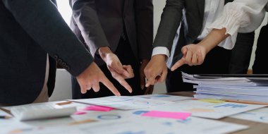 Fon yöneticisi ve muhasebeci grubu, yolsuzluk hesabının soruşturulması için dijital tablet üzerindeki veri belgelerini kontrol ediyor .