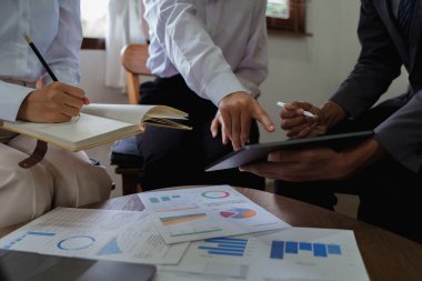 Emlakçı kontratı imzalamadan önce müşteriye sigorta ve anlaşma sözleşmesini açıkla.