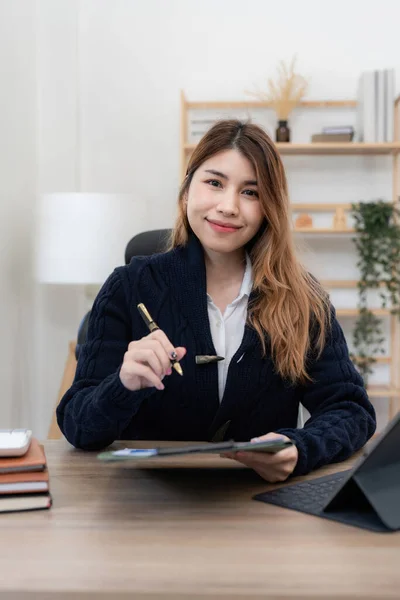 Mujer Asiática Que Trabaja Con Ordenador Portátil Casa Trabajo Desde — Foto de Stock