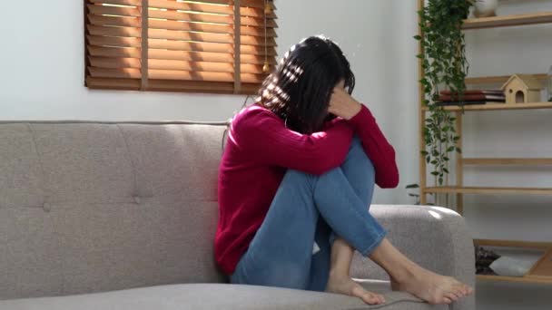 Azjatka Osiemdziesiątce Wyczerpana Zestresowana Jest Domu Bólem Brzucha — Wideo stockowe
