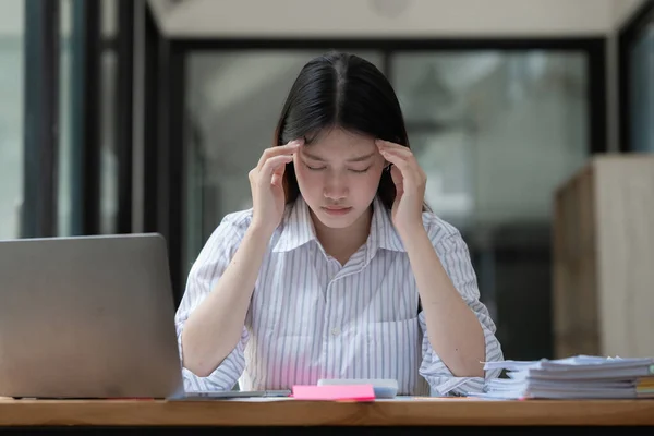 Стрес Азіатської Ділової Жінки Турбується Багатьма Документами Столі Офісі — стокове фото