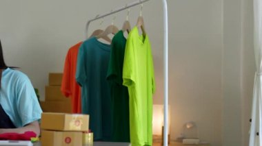 Serbest Asyalı Kadın Girişimcisi olarak açılışta kutulu bir dizüstü bilgisayar kullanarak online pazarlama paketleme kutusu ve KOBİ fikir konseptini dağıtma başarısı.