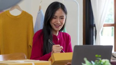 Serbest Asyalı Kadın Girişimcisi olarak açılışta kutulu bir dizüstü bilgisayar kullanarak online pazarlama paketleme kutusu ve KOBİ fikir konseptini dağıtma başarısı.