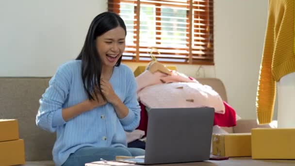 聪明的亚洲女商人在办公室里笑着 房地产 非营利组织 — 图库视频影像