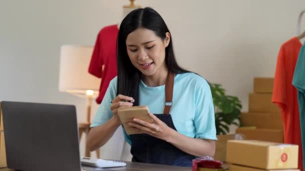 Empresario Pequeña Empresa Startup Mujer Asiática Independiente Usando Ordenador Portátil — Vídeos de Stock