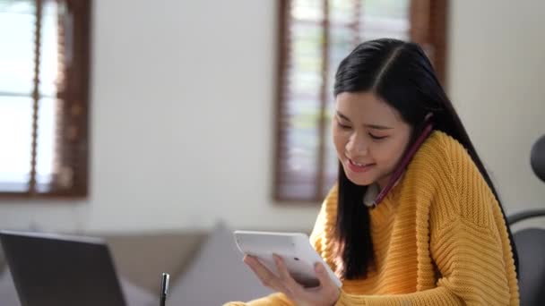 オフィスで笑顔を見せるアジア系のスマートビジネス女性 不動産 弁護士 非営利 マーケティング — ストック動画