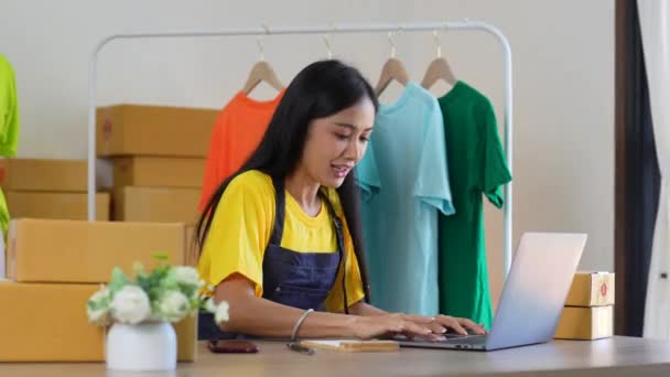 Startup Kleine Onderneming Ondernemer Van Freelance Aziatische Vrouw Met Behulp — Stockvideo