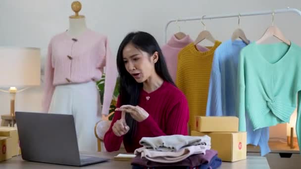 Εκκίνηση Μικρών Επιχειρήσεων Επιχειρηματίας Της Ανεξάρτητης Ασιατικής Γυναίκας Χρησιμοποιώντας Ένα — Αρχείο Βίντεο