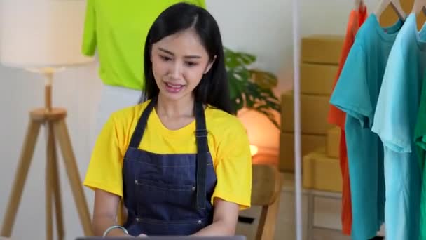 使用装有盒子的笔记本电脑创办了亚洲自由职业妇女的小企业创业者 快乐成功的网上营销包装盒和交付中小企业理念 — 图库视频影像