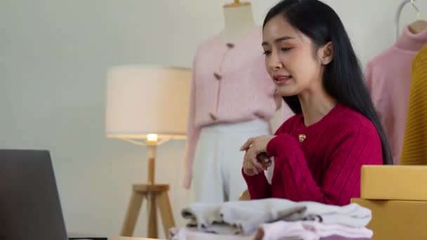 Початок Невеликий Бізнес Підприємець Вільної Азіатської Жінки Використовує Ноутбук Успіхом — стокове відео