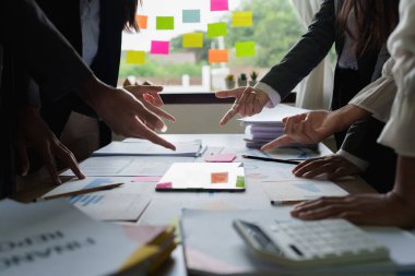Fon yöneticisi ve muhasebeci grubu, yolsuzluk hesabının soruşturulması için dijital tablet üzerindeki veri belgelerini kontrol ediyor .