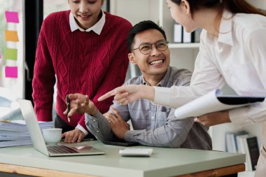 İşletme danışmanı grubu büyük veriler üzerinde çalışıyor ve şirketin mali belgelerini analiz ediyor.