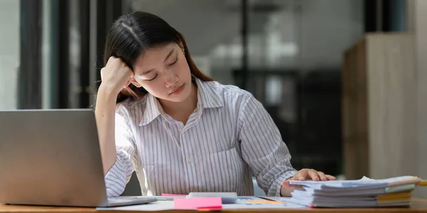 Femeia Afaceri Asiatică Stresată Își Face Griji Multe Documente Birou — Fotografie, imagine de stoc